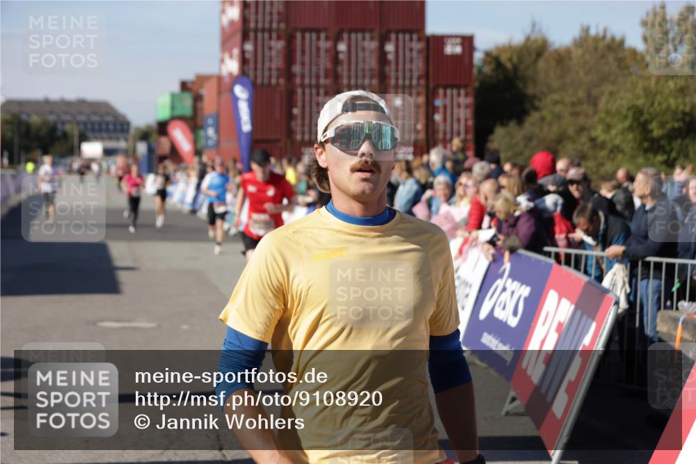 03.10.2025 - Köhlbrandbrückenlauf Jannik Wohlers http://msf.ph/oto/9108920 03.10.2025 12:59:41 Ziel 4111, 4215, 4270, 4475, 6142, 6254, 6325, 6364, 6616, 6654, 6666, 6754 meine-sportfotos.de