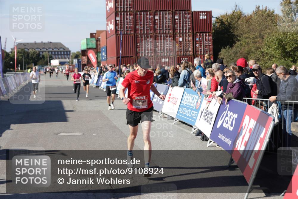 03.10.2025 - Köhlbrandbrückenlauf Jannik Wohlers http://msf.ph/oto/9108924 03.10.2025 12:59:42 Ziel 4111, 4215, 4270, 4475, 6142, 6254, 6325, 6364, 6601, 6616, 6654, 6666, 6754 meine-sportfotos.de