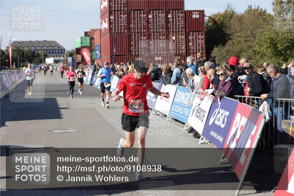 03.10.2025 - Köhlbrandbrückenlauf Jannik Wohlers http://msf.ph/oto/9108938 03.10.2025 12:59:42 Ziel 4111, 4215, 4270, 4475, 6142, 6254, 6325, 6364, 6601, 6616, 6654, 6666, 6754 meine-sportfotos.de