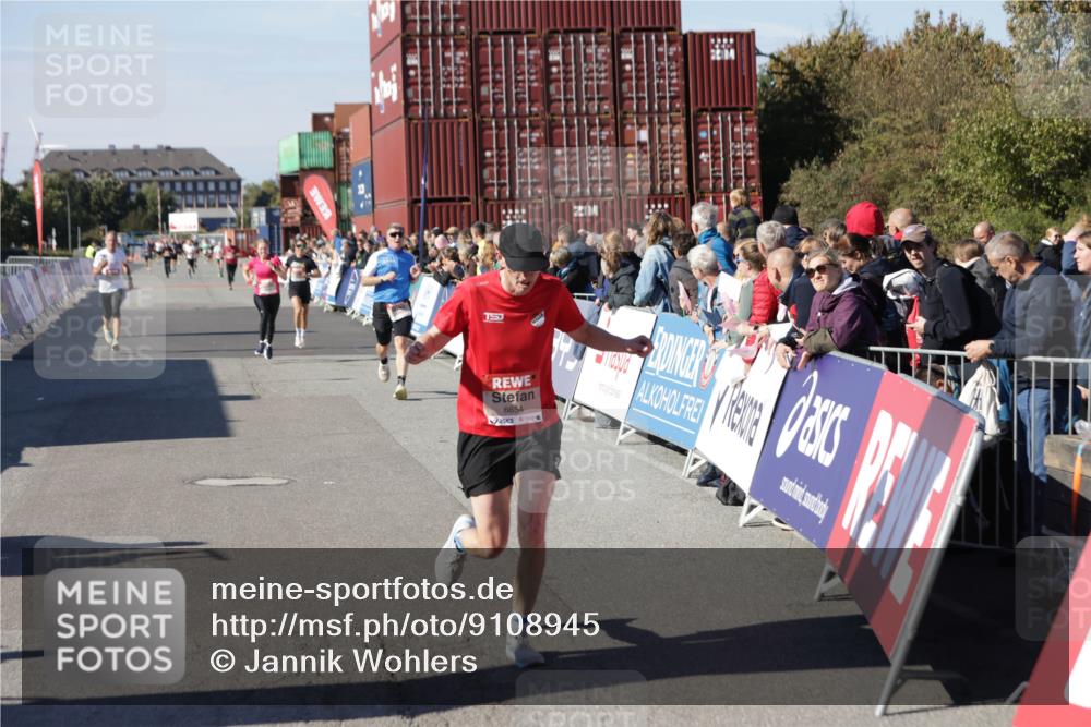 03.10.2025 - Köhlbrandbrückenlauf Jannik Wohlers http://msf.ph/oto/9108945 03.10.2025 12:59:42 Ziel 4111, 4215, 4270, 4475, 6142, 6254, 6325, 6364, 6601, 6616, 6654, 6666, 6754 meine-sportfotos.de