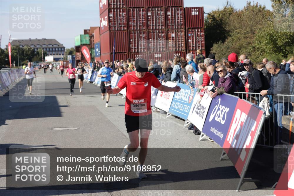 03.10.2025 - Köhlbrandbrückenlauf Jannik Wohlers http://msf.ph/oto/9108952 03.10.2025 12:59:42 Ziel 4111, 4215, 4270, 4475, 6142, 6254, 6325, 6364, 6601, 6616, 6654, 6666, 6754 meine-sportfotos.de