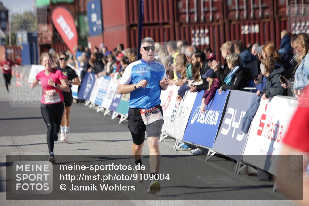 03.10.2025 - Köhlbrandbrückenlauf Jannik Wohlers http://msf.ph/oto/9109004 03.10.2025 12:59:44 Ziel 4074, 4111, 4215, 4270, 4475, 6142, 6254, 6364, 6601, 6616, 6654, 6666, 6754 meine-sportfotos.de