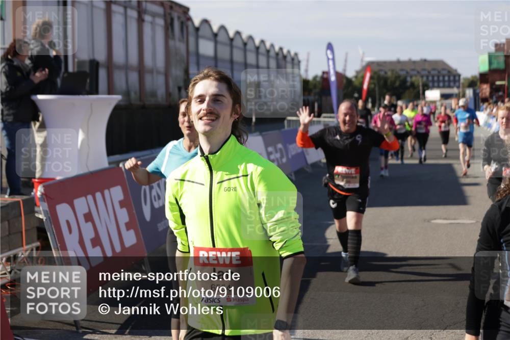 03.10.2025 - Köhlbrandbrückenlauf Jannik Wohlers http://msf.ph/oto/9109006 03.10.2025 13:29:36 Ziel 5470, 5482, 5601, 6093, 6156, 6215, 6334, 6335, 6336, 6351, 6387, 6439, 6539, 6543, 6554, 6555 meine-sportfotos.de