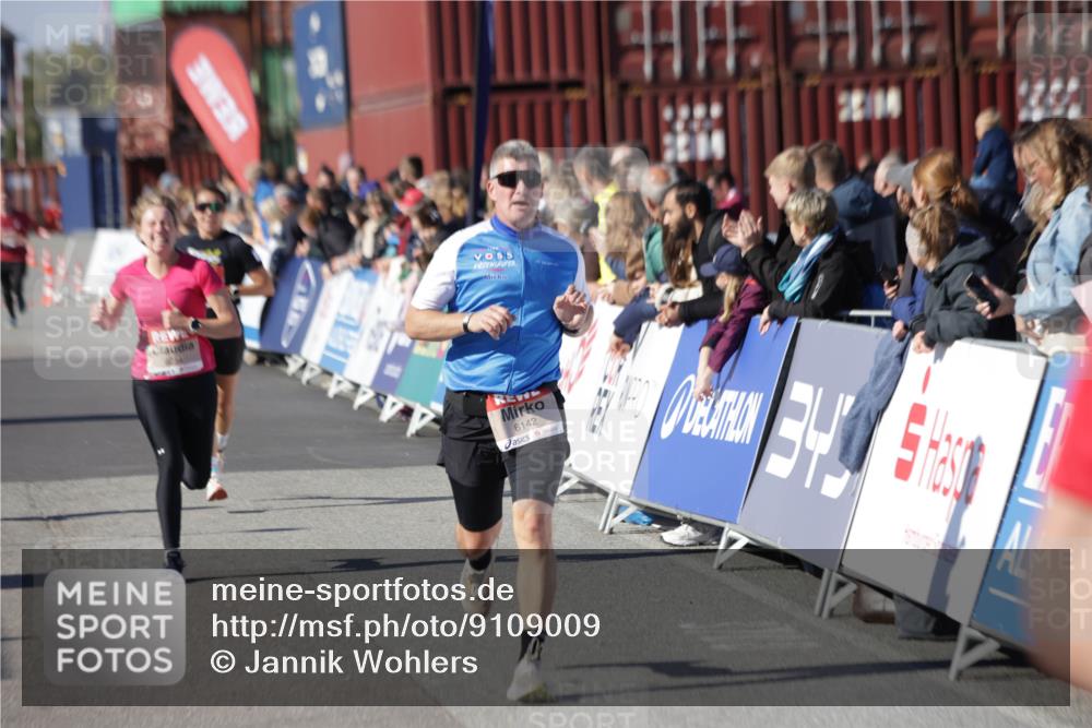 03.10.2025 - Köhlbrandbrückenlauf Jannik Wohlers http://msf.ph/oto/9109009 03.10.2025 12:59:44 Ziel 4074, 4111, 4215, 4270, 4475, 6142, 6254, 6364, 6601, 6616, 6654, 6666, 6754 meine-sportfotos.de