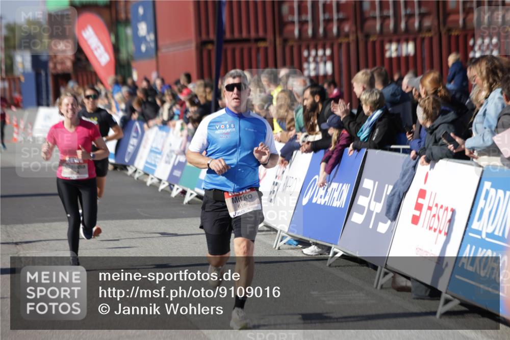 03.10.2025 - Köhlbrandbrückenlauf Jannik Wohlers http://msf.ph/oto/9109016 03.10.2025 12:59:44 Ziel 4074, 4111, 4215, 4270, 4475, 6142, 6254, 6364, 6601, 6616, 6654, 6666, 6754 meine-sportfotos.de