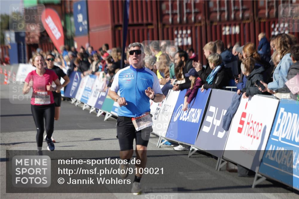 03.10.2025 - Köhlbrandbrückenlauf Jannik Wohlers http://msf.ph/oto/9109021 03.10.2025 12:59:44 Ziel 4074, 4111, 4215, 4270, 4475, 6142, 6254, 6364, 6601, 6616, 6654, 6666, 6754 meine-sportfotos.de