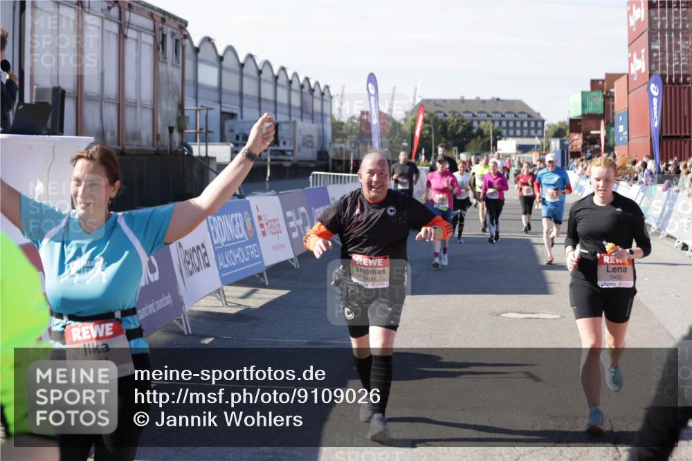 03.10.2025 - Köhlbrandbrückenlauf Jannik Wohlers http://msf.ph/oto/9109026 03.10.2025 13:29:36 Ziel 5470, 5482, 5601, 6093, 6156, 6215, 6334, 6335, 6336, 6351, 6387, 6439, 6539, 6543, 6554, 6555 meine-sportfotos.de