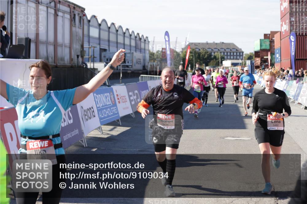 03.10.2025 - Köhlbrandbrückenlauf Jannik Wohlers http://msf.ph/oto/9109034 03.10.2025 13:29:36 Ziel 5470, 5482, 5601, 6093, 6156, 6215, 6334, 6335, 6336, 6351, 6387, 6439, 6539, 6543, 6554, 6555 meine-sportfotos.de