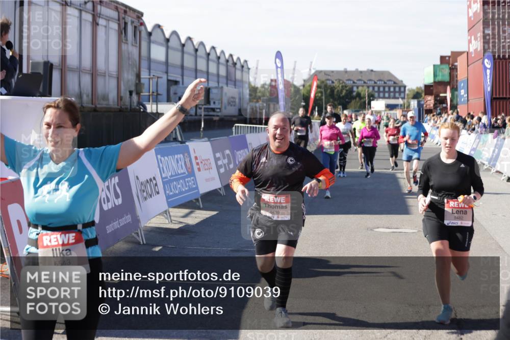 03.10.2025 - Köhlbrandbrückenlauf Jannik Wohlers http://msf.ph/oto/9109039 03.10.2025 13:29:36 Ziel 5470, 5482, 5601, 6093, 6156, 6215, 6334, 6335, 6336, 6351, 6387, 6439, 6539, 6543, 6554, 6555 meine-sportfotos.de