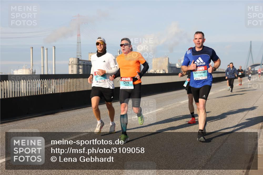 03.10.2025 - Köhlbrandbrückenlauf Lena Gebhardt http://msf.ph/oto/9109058 03.10.2025 09:41:12 Position 2 3494, 3266, 1028 meine-sportfotos.de