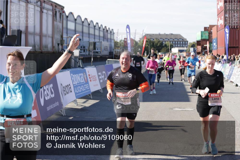 03.10.2025 - Köhlbrandbrückenlauf Jannik Wohlers http://msf.ph/oto/9109060 03.10.2025 13:29:36 Ziel 5470, 5482, 5601, 6093, 6156, 6215, 6334, 6335, 6336, 6351, 6387, 6439, 6539, 6543, 6554, 6555 meine-sportfotos.de