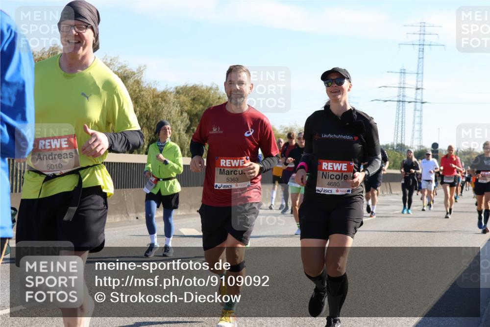 03.10.2025 - Köhlbrandbrückenlauf Strokosch-Dieckow http://msf.ph/oto/9109092 03.10.2025 12:23:33 Position 3 5010, 5363, 4680 meine-sportfotos.de