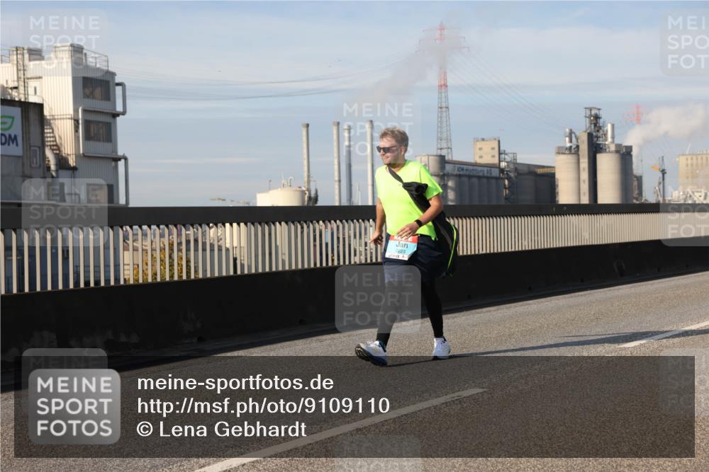 03.10.2025 - Köhlbrandbrückenlauf Lena Gebhardt http://msf.ph/oto/9109110 03.10.2025 10:14:22 Position 2 2223 meine-sportfotos.de