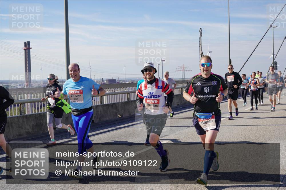 03.10.2025 - Köhlbrandbrückenlauf Michael Burmester http://msf.ph/oto/9109122 03.10.2025 12:51:44 Position 2 6225, 4644, 4374 meine-sportfotos.de