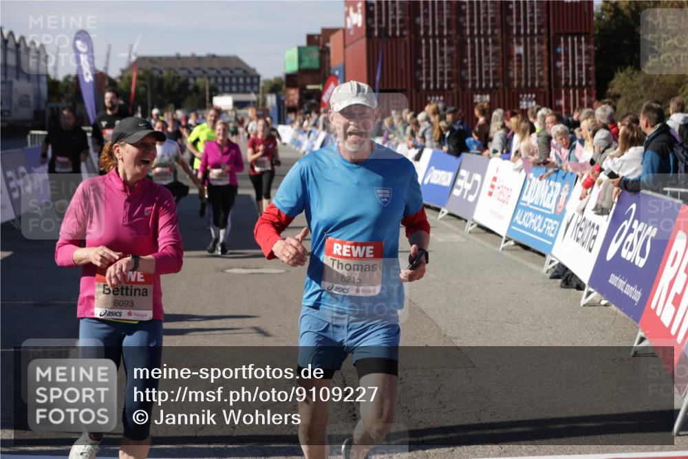 03.10.2025 - Köhlbrandbrückenlauf Jannik Wohlers http://msf.ph/oto/9109227 03.10.2025 13:29:40 Ziel 4629, 4660, 4720, 4733, 5119, 5120, 5470, 5482, 6093, 6215, 6334, 6335, 6336, 6351, 6387, 6439, 6539, 6543, 6554, 6555 meine-sportfotos.de