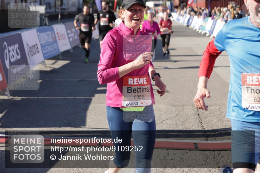 03.10.2025 - Köhlbrandbrückenlauf Jannik Wohlers http://msf.ph/oto/9109252 03.10.2025 13:29:41 Ziel 4629, 4660, 4720, 4733, 5119, 5120, 5260, 5470, 5482, 6093, 6215, 6334, 6335, 6336, 6387, 6439, 6539, 6543, 6554, 6555 meine-sportfotos.de