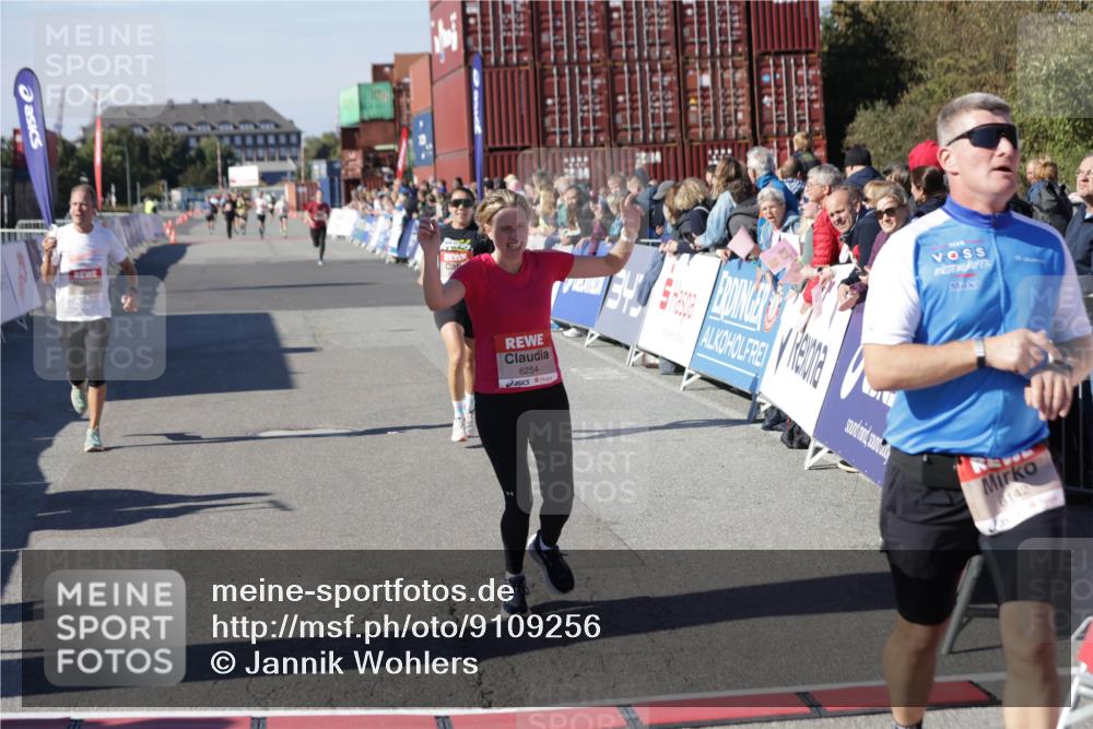 03.10.2025 - Köhlbrandbrückenlauf Jannik Wohlers http://msf.ph/oto/9109256 03.10.2025 12:59:47 Ziel 4074, 4111, 4215, 4270, 4475, 6142, 6254, 6364, 6601, 6616, 6654, 6754 meine-sportfotos.de