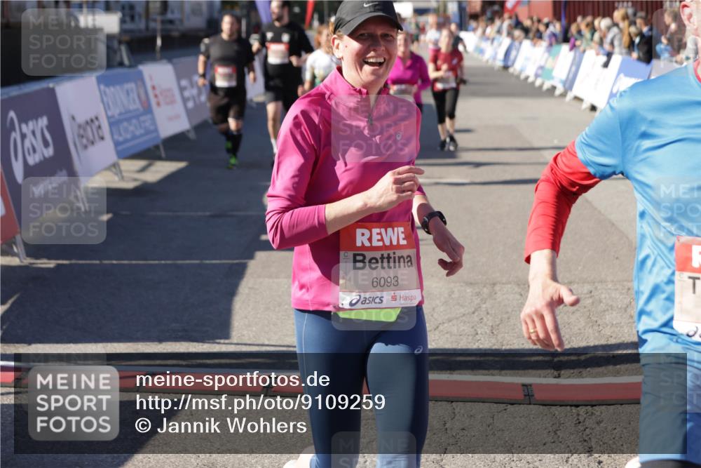 03.10.2025 - Köhlbrandbrückenlauf Jannik Wohlers http://msf.ph/oto/9109259 03.10.2025 13:29:41 Ziel 4629, 4660, 4720, 4733, 5119, 5120, 5260, 5470, 5482, 6093, 6215, 6334, 6335, 6336, 6387, 6439, 6539, 6543, 6554, 6555 meine-sportfotos.de