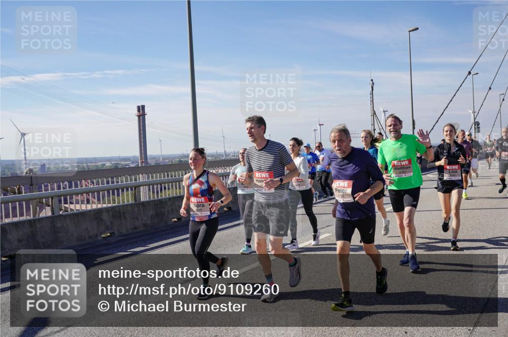 03.10.2025 - Köhlbrandbrückenlauf Michael Burmester http://msf.ph/oto/9109260 03.10.2025 12:51:49 Position 2 4816, 4721, 4756 meine-sportfotos.de