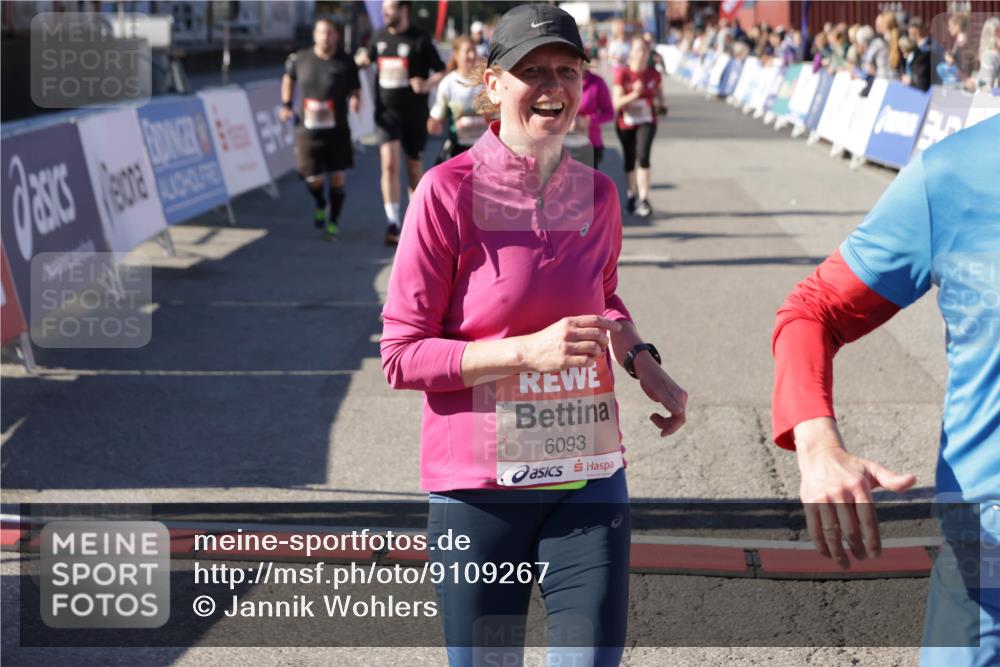 03.10.2025 - Köhlbrandbrückenlauf Jannik Wohlers http://msf.ph/oto/9109267 03.10.2025 13:29:41 Ziel 4629, 4660, 4720, 4733, 5119, 5120, 5260, 5470, 5482, 6093, 6215, 6334, 6335, 6336, 6387, 6439, 6539, 6543, 6554, 6555 meine-sportfotos.de