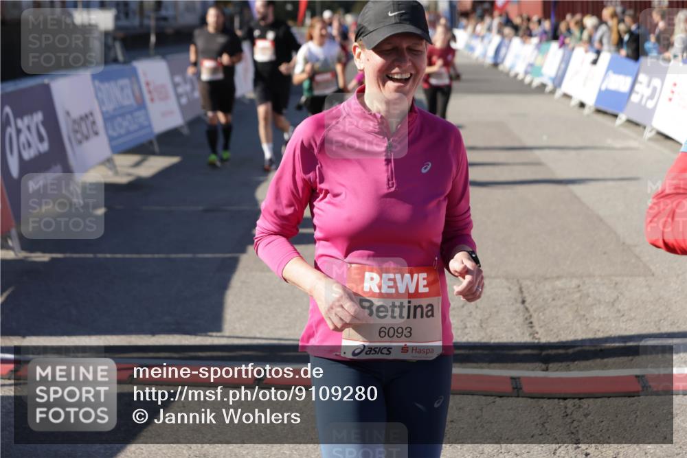 03.10.2025 - Köhlbrandbrückenlauf Jannik Wohlers http://msf.ph/oto/9109280 03.10.2025 13:29:41 Ziel 4629, 4660, 4720, 4733, 5119, 5120, 5260, 5470, 5482, 6093, 6215, 6334, 6335, 6336, 6387, 6439, 6539, 6543, 6554, 6555 meine-sportfotos.de