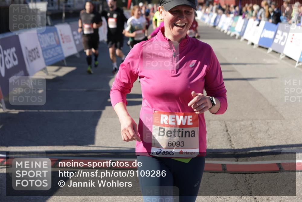 03.10.2025 - Köhlbrandbrückenlauf Jannik Wohlers http://msf.ph/oto/9109286 03.10.2025 13:29:41 Ziel 4629, 4660, 4720, 4733, 5119, 5120, 5260, 5470, 5482, 6093, 6215, 6334, 6335, 6336, 6387, 6439, 6539, 6543, 6554, 6555 meine-sportfotos.de