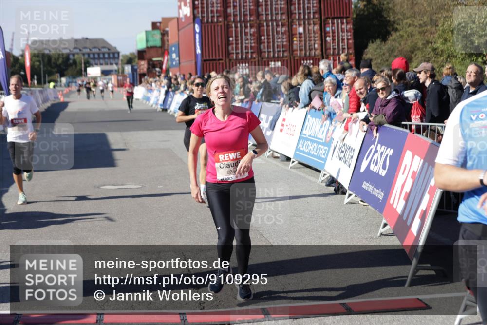 03.10.2025 - Köhlbrandbrückenlauf Jannik Wohlers http://msf.ph/oto/9109295 03.10.2025 12:59:47 Ziel 4074, 4111, 4215, 4270, 4475, 6142, 6254, 6364, 6601, 6616, 6654, 6754 meine-sportfotos.de
