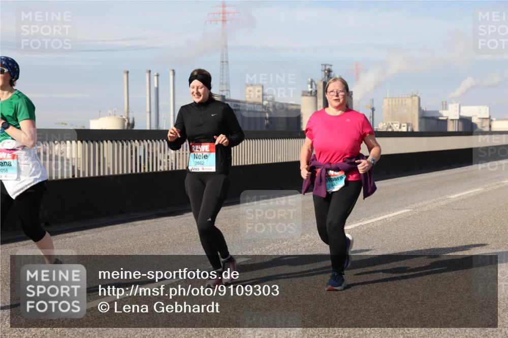 03.10.2025 - Köhlbrandbrückenlauf Lena Gebhardt http://msf.ph/oto/9109303 03.10.2025 10:14:27 Position 2 258, 2662, 2440 meine-sportfotos.de
