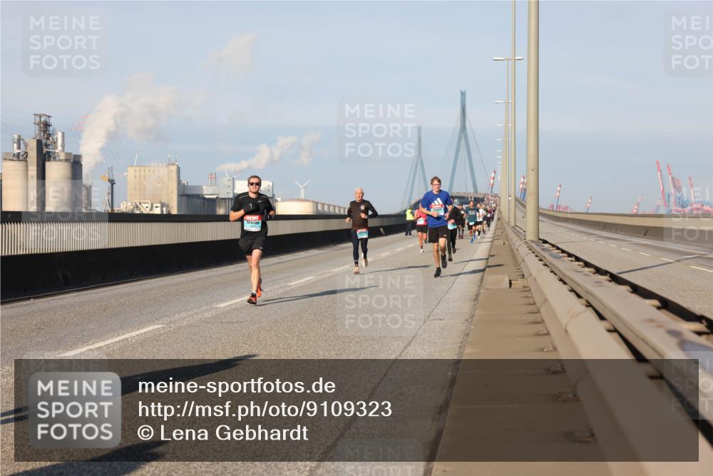 03.10.2025 - Köhlbrandbrückenlauf Lena Gebhardt http://msf.ph/oto/9109323 03.10.2025 09:41:18 Position 2  meine-sportfotos.de