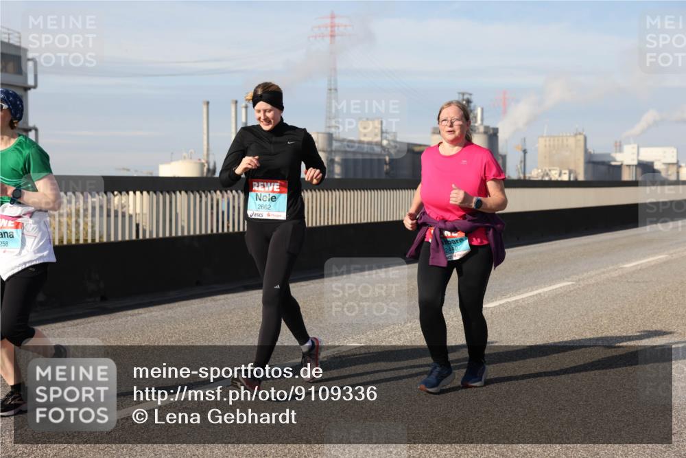 03.10.2025 - Köhlbrandbrückenlauf Lena Gebhardt http://msf.ph/oto/9109336 03.10.2025 10:14:28 Position 2 258, 2662, 2440 meine-sportfotos.de