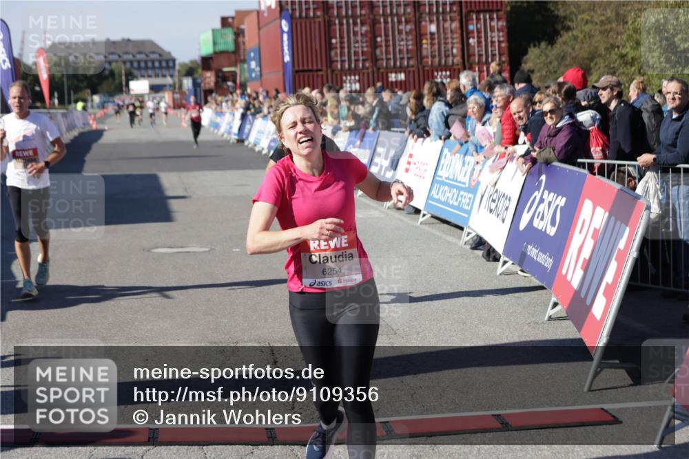 03.10.2025 - Köhlbrandbrückenlauf Jannik Wohlers http://msf.ph/oto/9109356 03.10.2025 12:59:48 Ziel 4074, 4111, 4215, 4270, 6142, 6254, 6364, 6601, 6616, 6654, 6754 meine-sportfotos.de