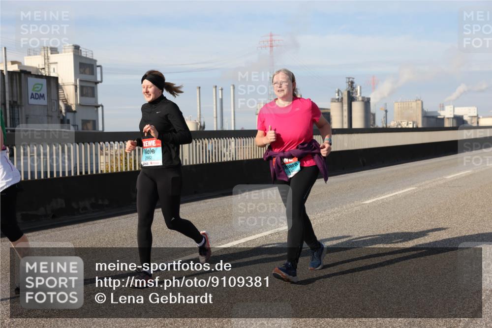 03.10.2025 - Köhlbrandbrückenlauf Lena Gebhardt http://msf.ph/oto/9109381 03.10.2025 10:14:28 Position 2 2662, 2440 meine-sportfotos.de