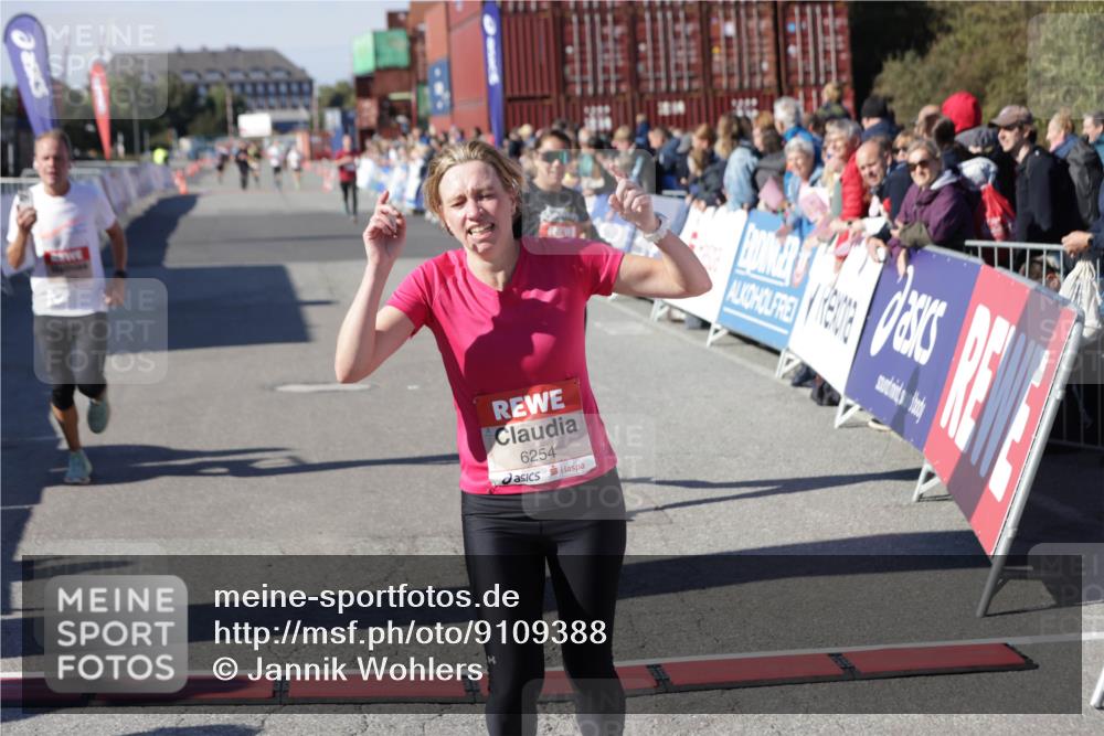 03.10.2025 - Köhlbrandbrückenlauf Jannik Wohlers http://msf.ph/oto/9109388 03.10.2025 12:59:48 Ziel 4074, 4111, 4215, 4270, 6142, 6254, 6364, 6601, 6616, 6654, 6754 meine-sportfotos.de