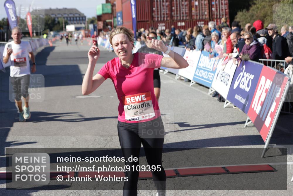 03.10.2025 - Köhlbrandbrückenlauf Jannik Wohlers http://msf.ph/oto/9109395 03.10.2025 12:59:48 Ziel 4074, 4111, 4215, 4270, 6142, 6254, 6364, 6601, 6616, 6654, 6754 meine-sportfotos.de