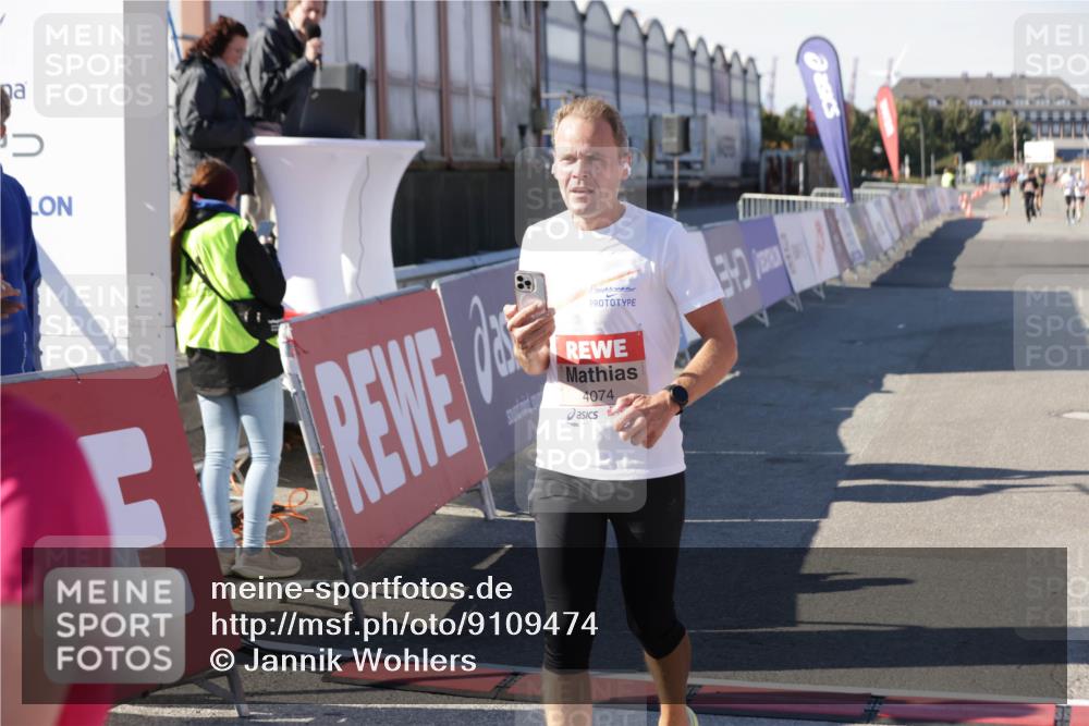 03.10.2025 - Köhlbrandbrückenlauf Jannik Wohlers http://msf.ph/oto/9109474 03.10.2025 12:59:50 Ziel 4074, 4111, 4215, 4554, 6142, 6254, 6364, 6601, 6654, 6754 meine-sportfotos.de