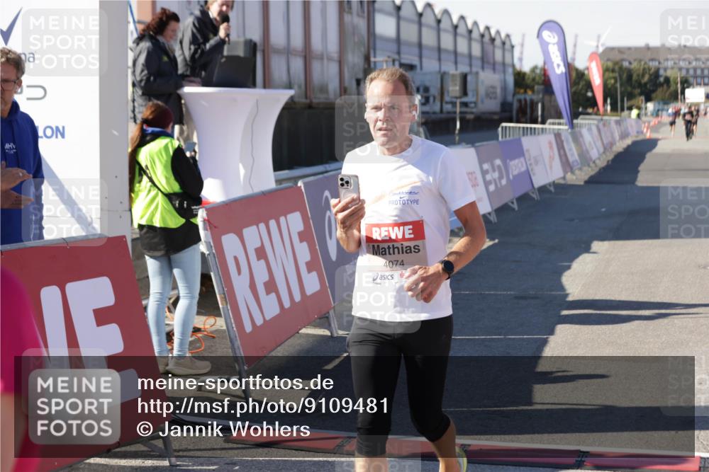 03.10.2025 - Köhlbrandbrückenlauf Jannik Wohlers http://msf.ph/oto/9109481 03.10.2025 12:59:50 Ziel 4074, 4111, 4215, 4554, 6142, 6254, 6364, 6601, 6654, 6754 meine-sportfotos.de