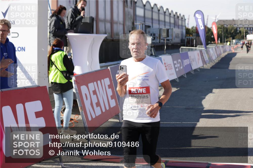 03.10.2025 - Köhlbrandbrückenlauf Jannik Wohlers http://msf.ph/oto/9109486 03.10.2025 12:59:50 Ziel 4074, 4111, 4215, 4554, 6142, 6254, 6364, 6601, 6654, 6754 meine-sportfotos.de