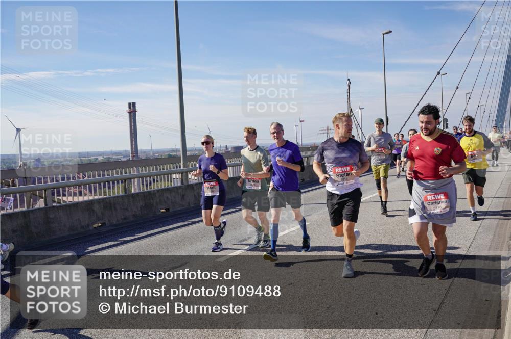 03.10.2025 - Köhlbrandbrückenlauf Michael Burmester http://msf.ph/oto/9109488 03.10.2025 12:51:57 Position 2 5814, 5816 meine-sportfotos.de
