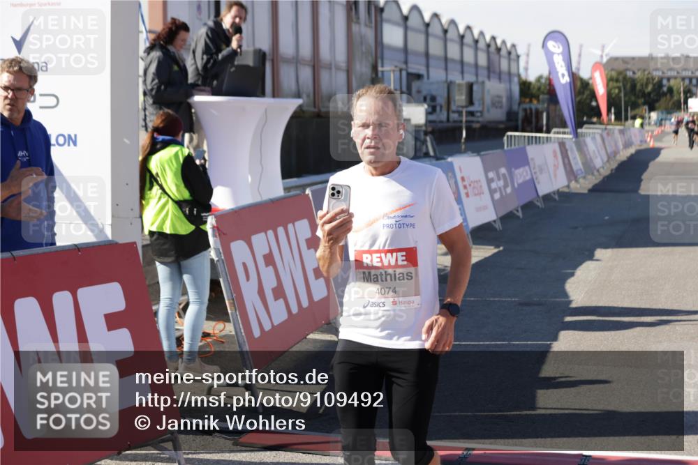 03.10.2025 - Köhlbrandbrückenlauf Jannik Wohlers http://msf.ph/oto/9109492 03.10.2025 12:59:50 Ziel 4074, 4111, 4215, 4554, 6142, 6254, 6364, 6601, 6654, 6754 meine-sportfotos.de