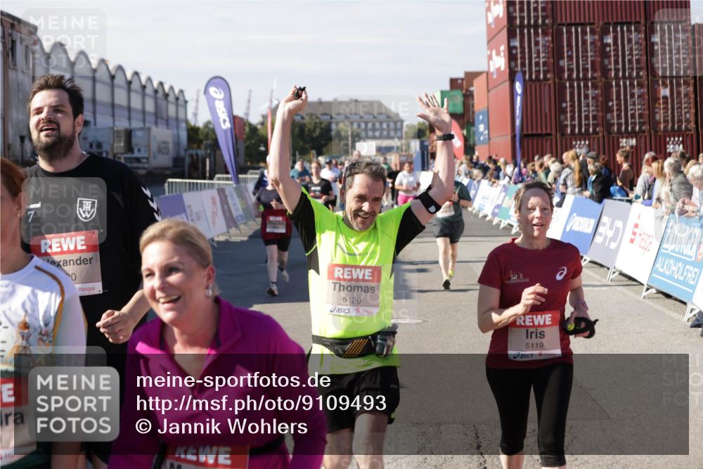 03.10.2025 - Köhlbrandbrückenlauf Jannik Wohlers http://msf.ph/oto/9109493 03.10.2025 13:29:45 Ziel 4629, 4660, 4714, 4720, 4733, 5119, 5120, 5260, 5333, 5482, 5574, 6066, 6093, 6215, 6439 meine-sportfotos.de