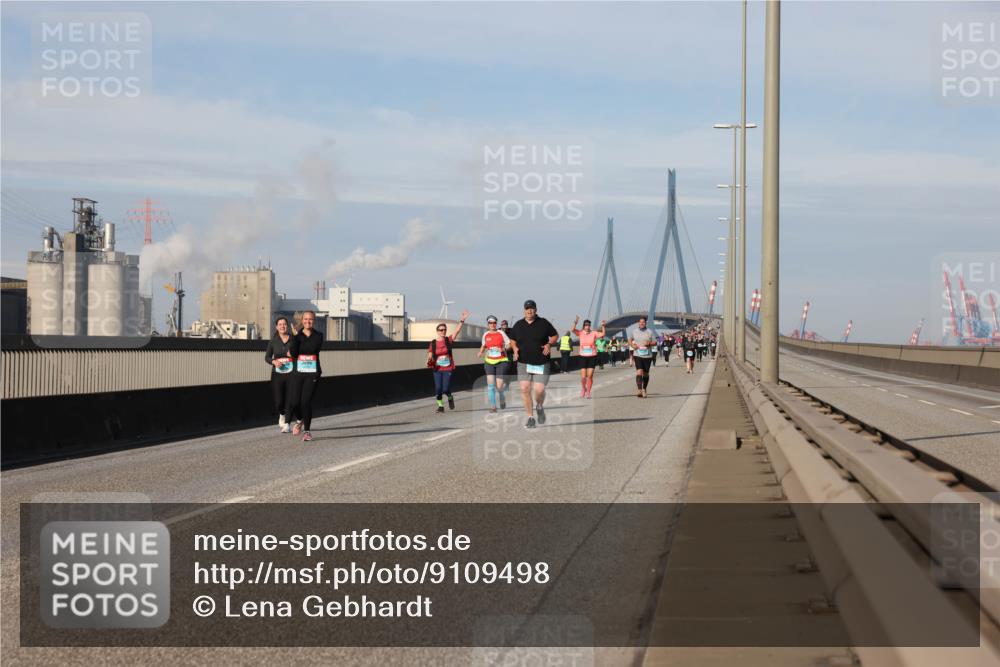 03.10.2025 - Köhlbrandbrückenlauf Lena Gebhardt http://msf.ph/oto/9109498 03.10.2025 10:14:37 Position 2  meine-sportfotos.de