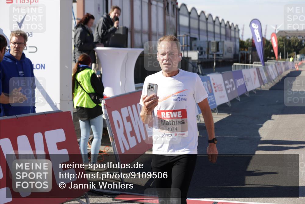 03.10.2025 - Köhlbrandbrückenlauf Jannik Wohlers http://msf.ph/oto/9109506 03.10.2025 12:59:50 Ziel 4074, 4111, 4215, 4554, 6142, 6254, 6364, 6601, 6654, 6754 meine-sportfotos.de