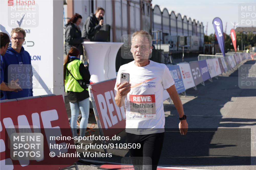 03.10.2025 - Köhlbrandbrückenlauf Jannik Wohlers http://msf.ph/oto/9109509 03.10.2025 12:59:50 Ziel 4074, 4111, 4215, 4554, 6142, 6254, 6364, 6601, 6654, 6754 meine-sportfotos.de