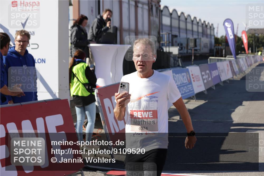 03.10.2025 - Köhlbrandbrückenlauf Jannik Wohlers http://msf.ph/oto/9109520 03.10.2025 12:59:51 Ziel 4074, 4554, 6142, 6254, 6364, 6601, 6654, 6754 meine-sportfotos.de