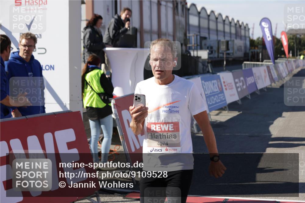 03.10.2025 - Köhlbrandbrückenlauf Jannik Wohlers http://msf.ph/oto/9109528 03.10.2025 12:59:51 Ziel 4074, 4554, 6142, 6254, 6364, 6601, 6654, 6754 meine-sportfotos.de