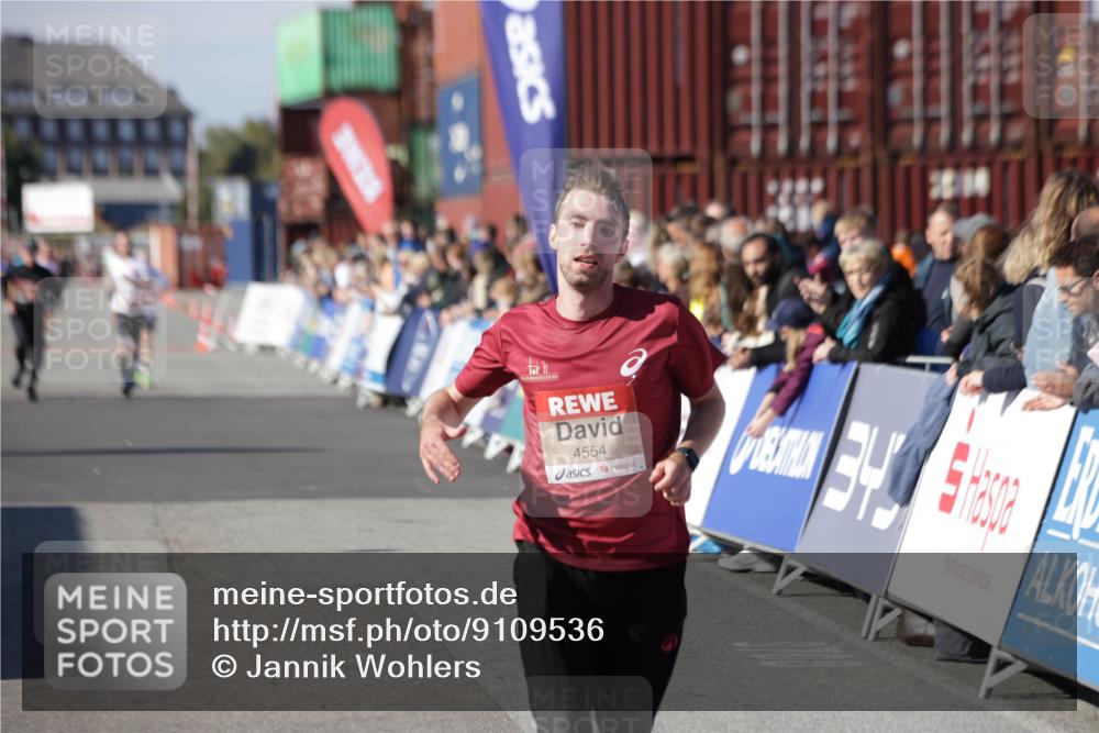 03.10.2025 - Köhlbrandbrückenlauf Jannik Wohlers http://msf.ph/oto/9109536 03.10.2025 12:59:55 Ziel 4074, 4554, 6142, 6254, 6601 meine-sportfotos.de