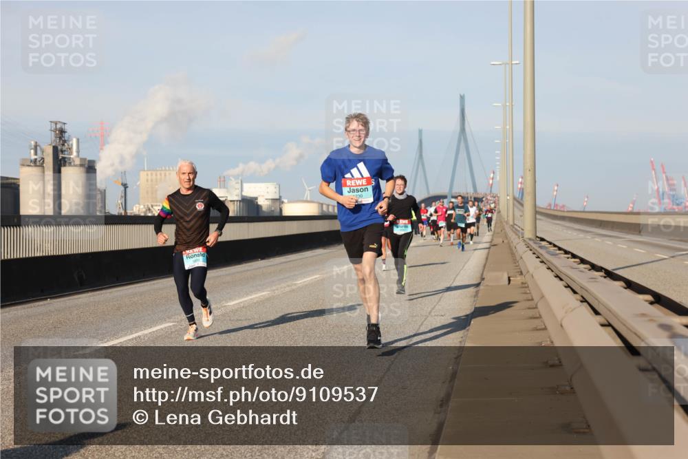 03.10.2025 - Köhlbrandbrückenlauf Lena Gebhardt http://msf.ph/oto/9109537 03.10.2025 09:41:22 Position 2  meine-sportfotos.de