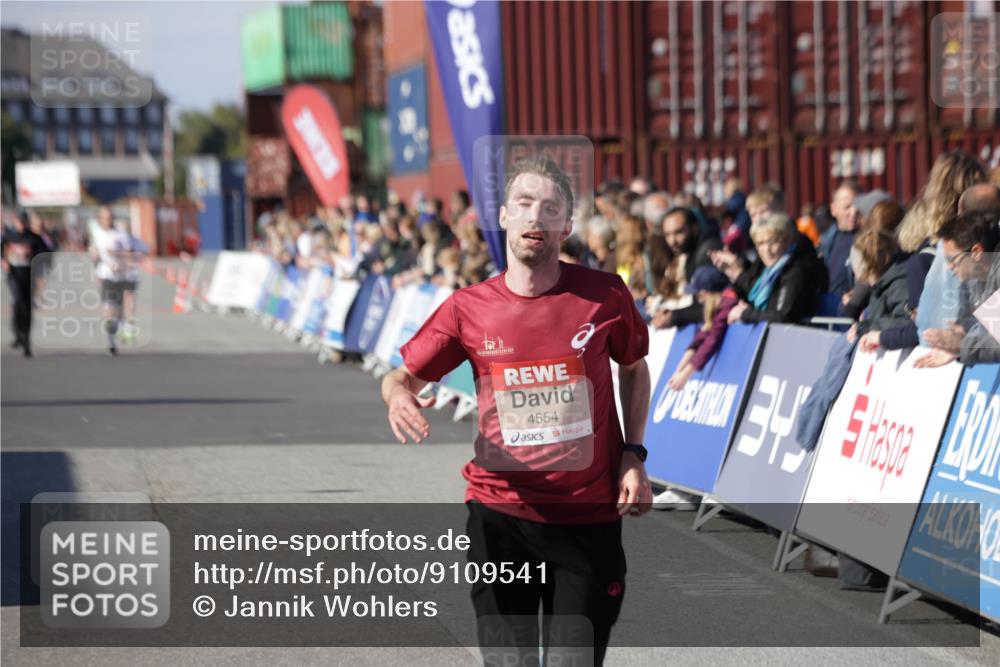 03.10.2025 - Köhlbrandbrückenlauf Jannik Wohlers http://msf.ph/oto/9109541 03.10.2025 12:59:55 Ziel 4074, 4554, 6142, 6254, 6601 meine-sportfotos.de