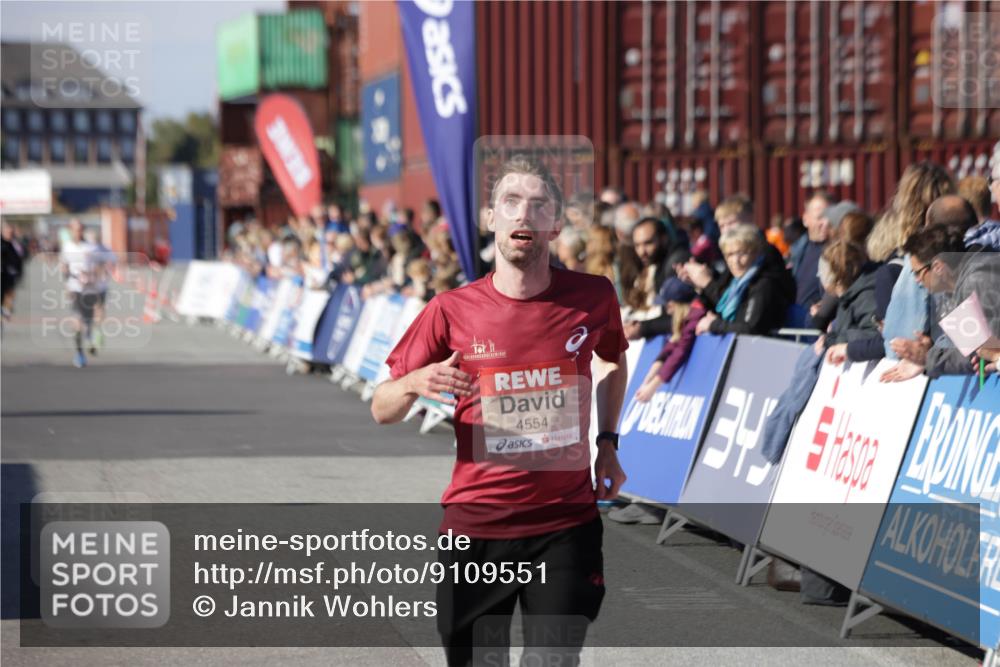 03.10.2025 - Köhlbrandbrückenlauf Jannik Wohlers http://msf.ph/oto/9109551 03.10.2025 12:59:55 Ziel 4074, 4554, 6142, 6254, 6601 meine-sportfotos.de