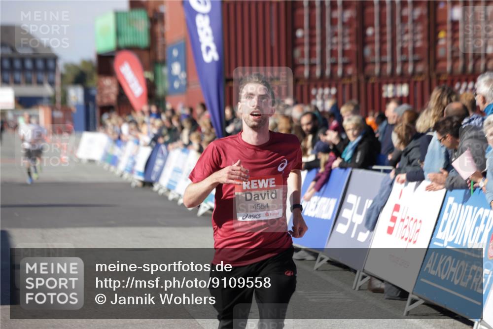 03.10.2025 - Köhlbrandbrückenlauf Jannik Wohlers http://msf.ph/oto/9109558 03.10.2025 12:59:55 Ziel 4074, 4554, 6142, 6254, 6601 meine-sportfotos.de